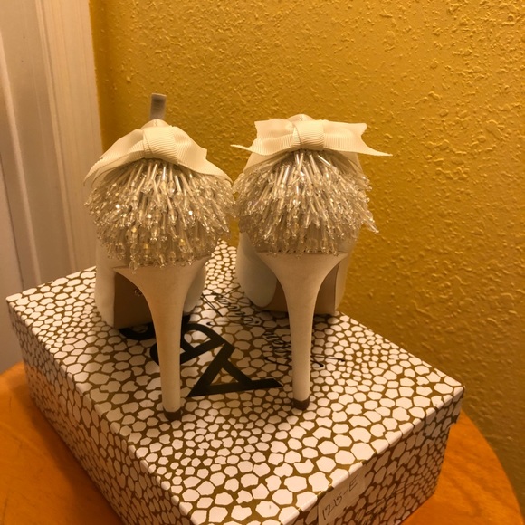 NIB ABS Akira White Satin Peep Toe Shoes - Picture 12 of 13